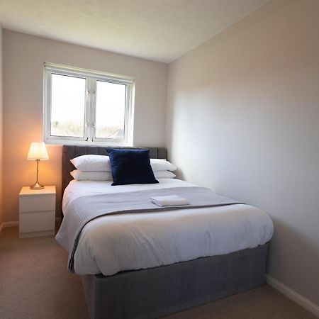 Modern 2 Bed Apartment Near Gatwick Crawley  Exteriör bild