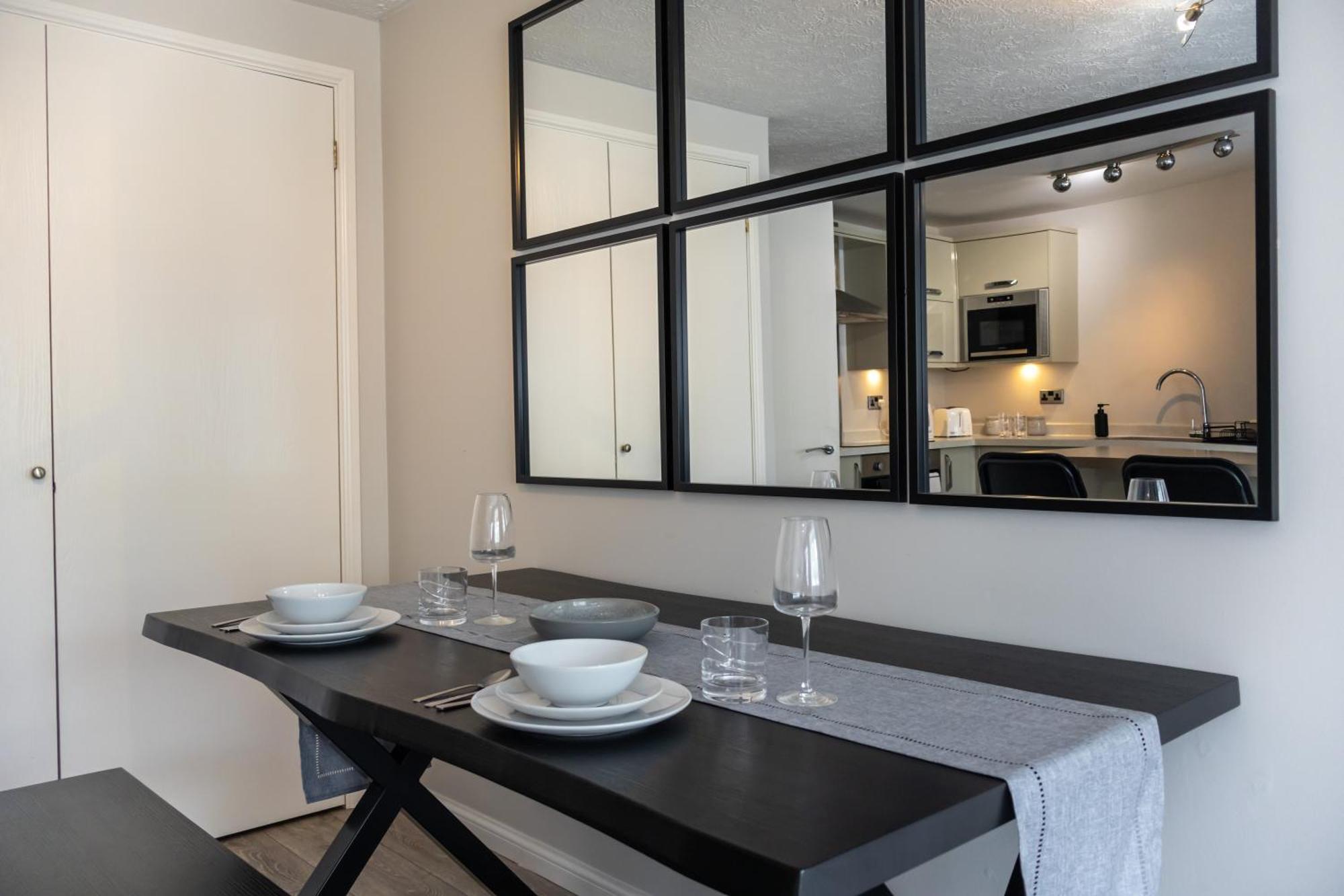 Modern 2 Bed Apartment Near Gatwick Crawley  Exteriör bild