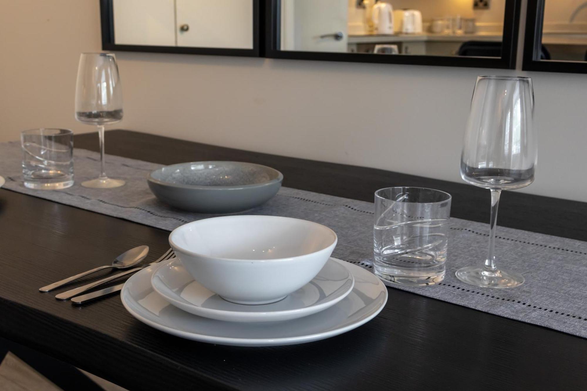 Modern 2 Bed Apartment Near Gatwick Crawley  Exteriör bild