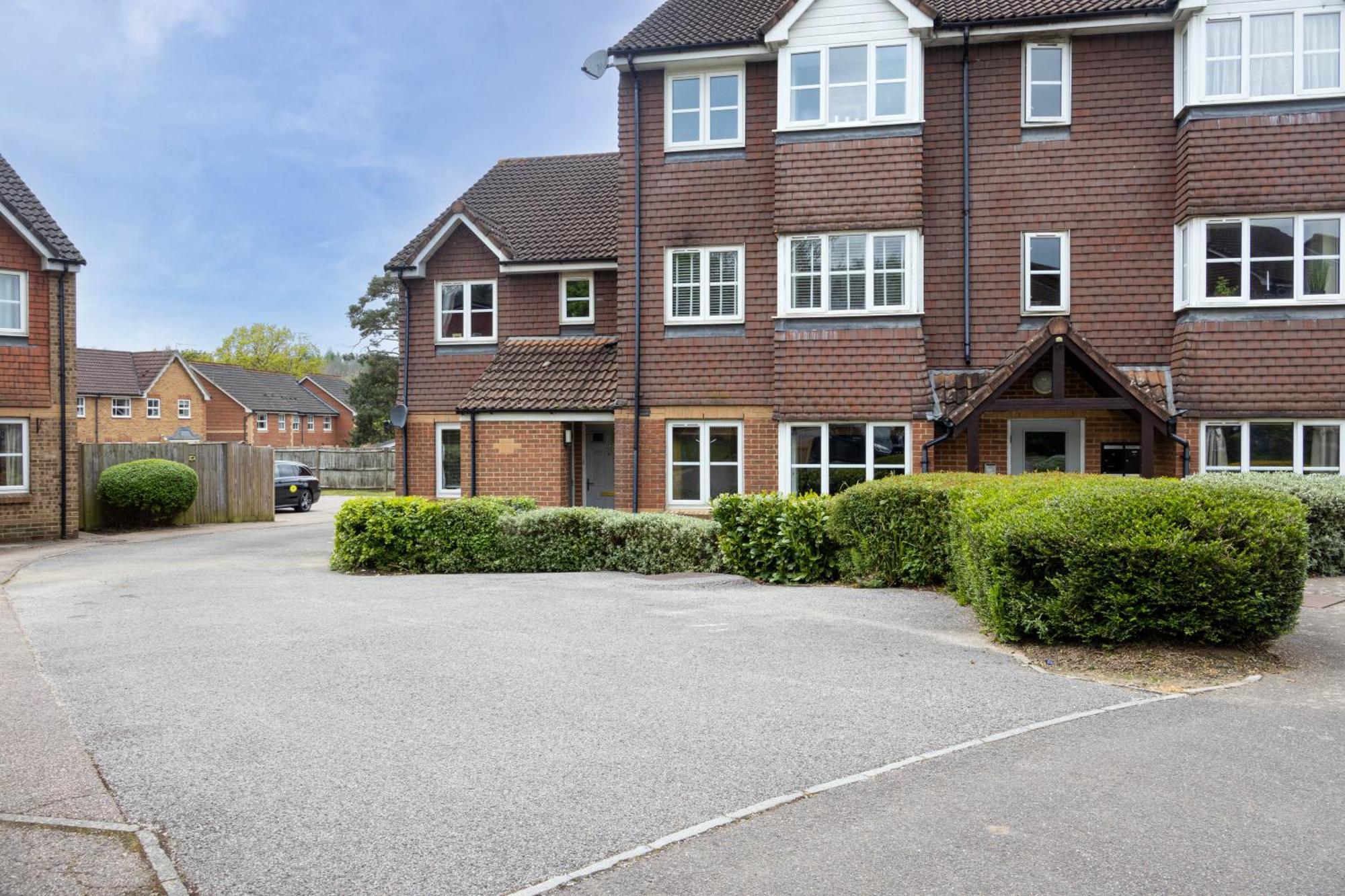 Modern 2 Bed Apartment Near Gatwick Crawley  Exteriör bild